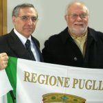 peragine consegna la bandiera della Regione Puglia all’imprediotre barese in Sud Africa sig.Franco Brescia