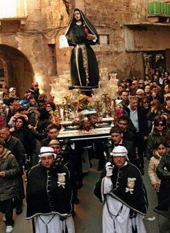 Processione della Madonna Addolorata a Taranto photo by new spam