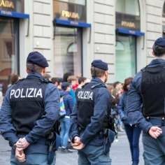  Polizia italiana in uniforme durante servizio di sicurezza