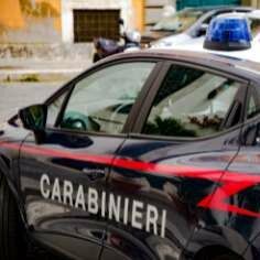 Carabinieri in pattuglia con auto di servizio