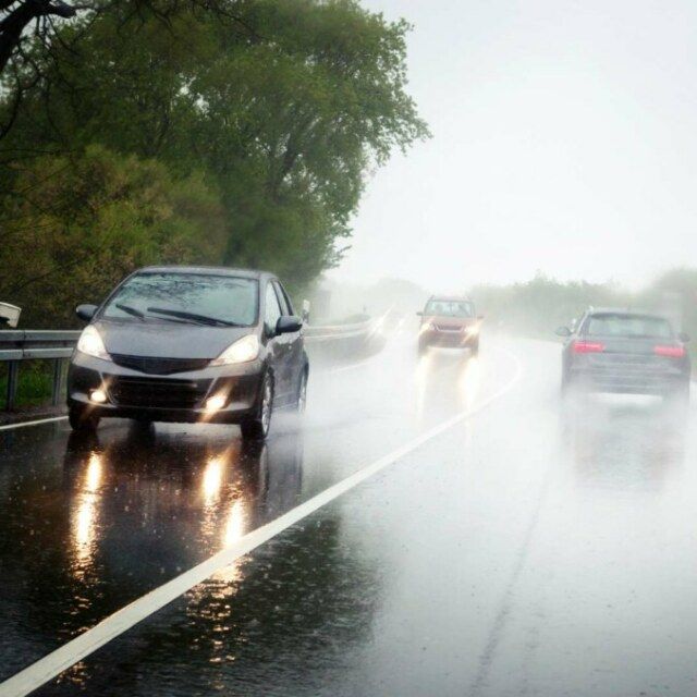 Pioggia intensa sulle strade: guidare in sicurezza